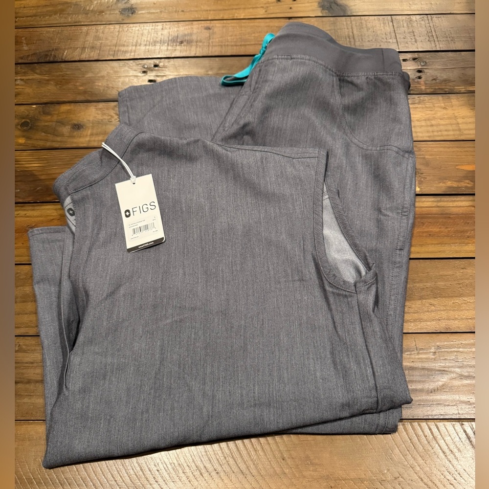 Scrub set by FIGS in Graphite